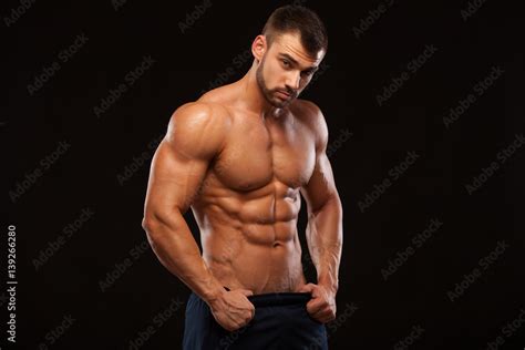 Foto De Strong Athletic Man Fitness Model Showing Torso With Six Pack Abs Stands Straight And