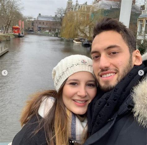 Milli futbolcu hakan çalhanoğlu, dün yaptığı açıklamayla eşi sinem çalhanoğludan boşanacağını duyurmuştu. Hakan Çalhanoğlu eşi Sinem Çalhanoğlu'nun doğum gününü ...