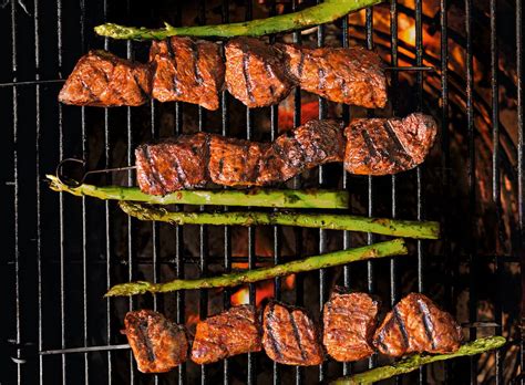 Biefstuk-spies met gegrilde groene asperges van de BBQ recept