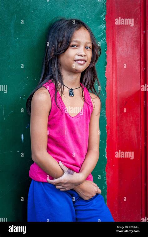 Une Jeune Fille Philippine Pose Et Sourit Pour Mon Appareil Photo Dans