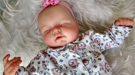fotos de bebê reborn com olho fechado sobre os olhos