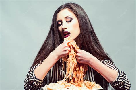 Premium Photo Sexy Woman Eat Spaghetti With Hands Woman Eat Pasta Dish With Tomato Ketchup