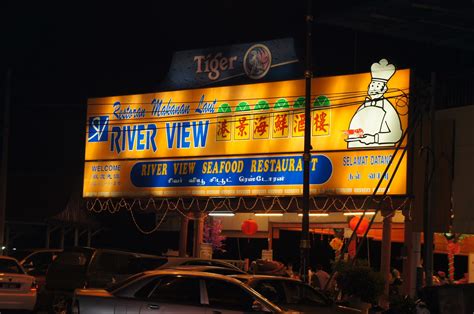 It is an exclusive restaurant floating on the lake with a table layout and equipment of the hotel besides just offering a new exciting atmosphere but at a low the seafood restaurant d'tasik, bangi. Jari Enam: River View Seafood Restaurant, Kuala Selangor