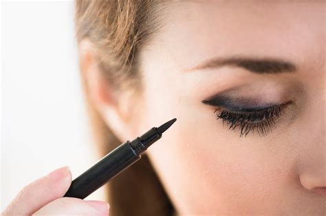 this stila eyeliner has 5 000 reviews and won t flake on you