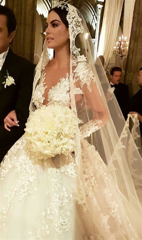 La exreina de belleza mexicana, quien fue coronada miss universo en 2010, se encuentra a la espera de su primer bebé junto con su esposo juan carlos valladares, con quien contrajo matrimonio en abril del año pasado. Ximena Navarrete bride | Tül gelinlikler, Vintage gelinlikler, Gelinler