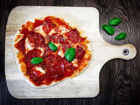 Je vindt het bij albert heijn. Pizza Salami Rezept mit Büffelmozzarella | Chilirezept.de