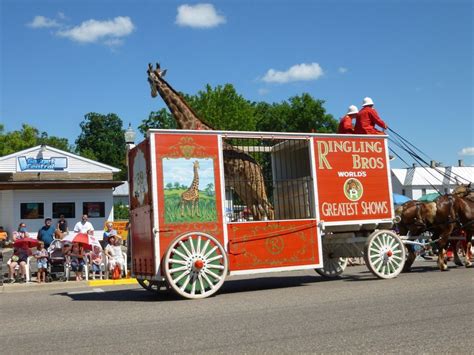circu wagon wheel | Ringling Bros. Giraffe Wagon | Circus Wagons
