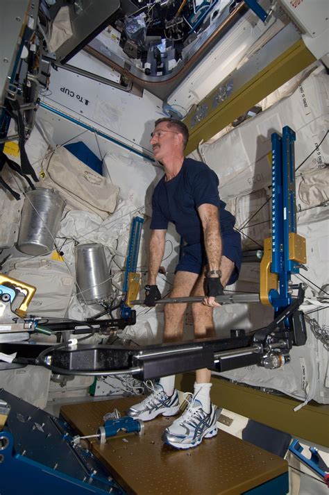 Astronaut Chris Hadfield How To Lift Weights While Weightless