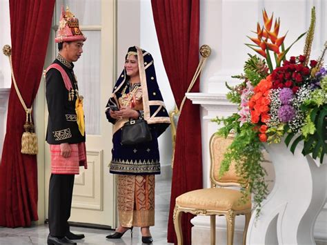 Pakaian adat khas kepri pria: Presiden Jokowi Membumikan Pakaian Adat Nusantara | Tagar