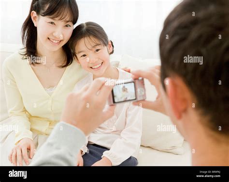 tomar una fotografía de padre madre e hija fotografía de stock alamy