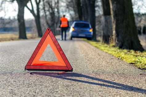 Nicht immer muss ein schwerer unfall verursacht worden sein, um den tatbestand der fahrerflucht zu. Fahrerflucht § 142 StGB © Wann kommt die Polizei nach ...
