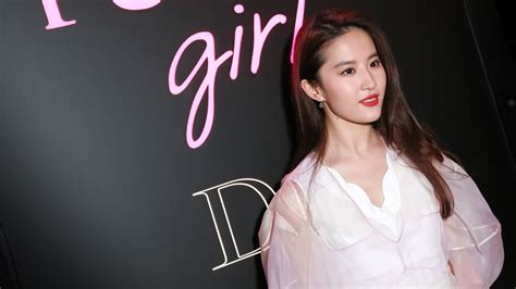 • di balik remake film mulan , tentu kalian penasaran siapa, sih, pemerannya yang memenangkan biar kalian enggak ketinggalan, kincir bakal bagikan sedikit fakta seputar pemeran mulan, liu yifei. Pemeran film Mulan telah diumumkan! - 90.4 COSMOPOLITANFM