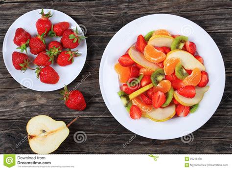 Salade De Fruits De La Fraise Des Kiwis Et De La Poire Photo Stock