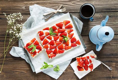 Zutaten für etwa 8 personen für den rührteig: Erdbeer-Schmand-Kuchen aus dem Thermomix® vom Blech ...