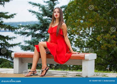 Plein Corps Sexy Jeune Femme Brune Belle En Robe Rouge Image Stock Image Du Femelle Modèle