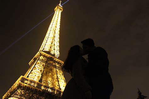 romantic kiss under the eiffel tower