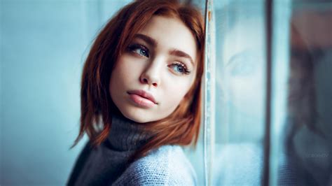 デスクトップ壁紙 女性 モデル 赤毛 長い髪 面 青い目 セーター 窓 反射 イワン・ゴロホフ renata w 1920x1080 dasert