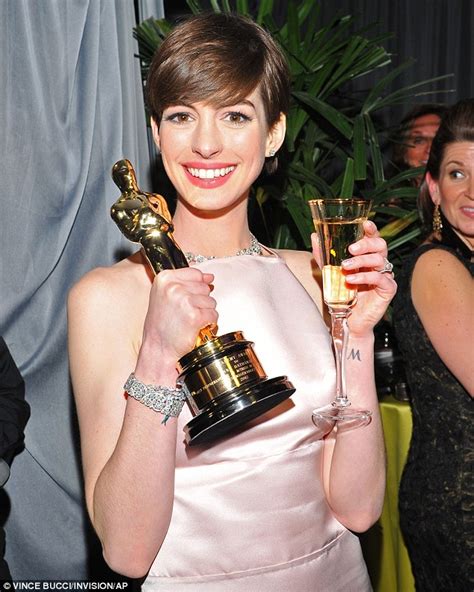 Oscars 2013 Anne Hathaway Watches In Glee As Her Oscar Is Engraved At