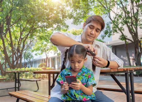 Padrastro Concepto Papá Amor Hija Hacer Coleta Foto Premium