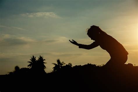 Silueta Mujer Rezar A Dios Foto Premium