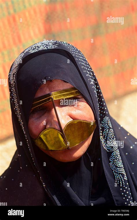 Frau Mit Traditionellen Maske Die Burka Vereinigte Arabische Emirate