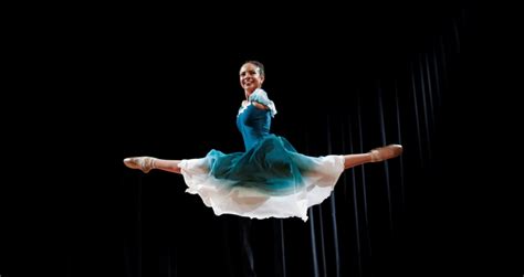 Vitoria buono boche, 16 tuổi, đã chứng minh cho mọi người thấy rằng nếu như bạn có quyết tâm vitória bueno, nữ vũ công ballet người brazil, đang truyền cảm hứng cho mọi người bằng khả năng. Vitória Bueno Boche, jeune ballerine brésilienne née sans bras, inspire les réseaux sociaux | RCI