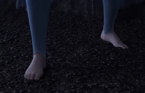 elsa barefoot frozen 2