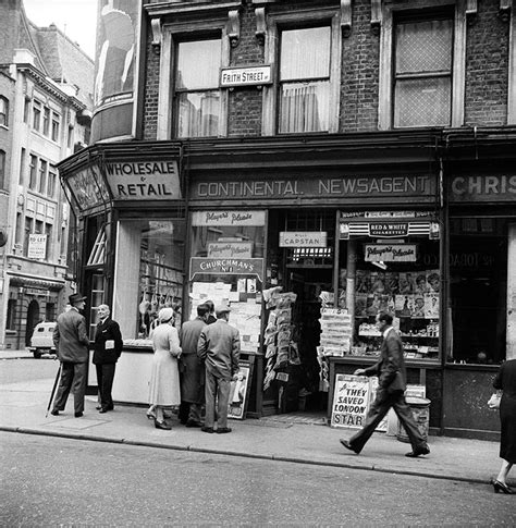 26 Fascinating Photos Of Soho London In The 1950s Yesterday Today