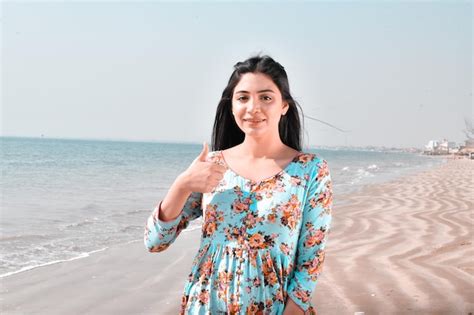 Casual Hübsches Mädchen Vorne Pose Daumen Hoch Am Strand Indisches Pakistanisches Modell