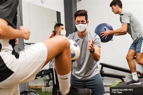 Trabajo De Fuerza Durante La Competición Entrena Con Élite