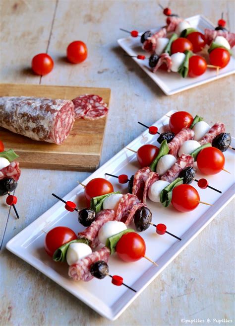 Ces dernières années, il a pris une place importante dans nos soirées au point de prendre la place du classique repas sous la forme d'un apéritif dînatoire. Brochettes apéritives saucisson, tomates, mozzarella ...