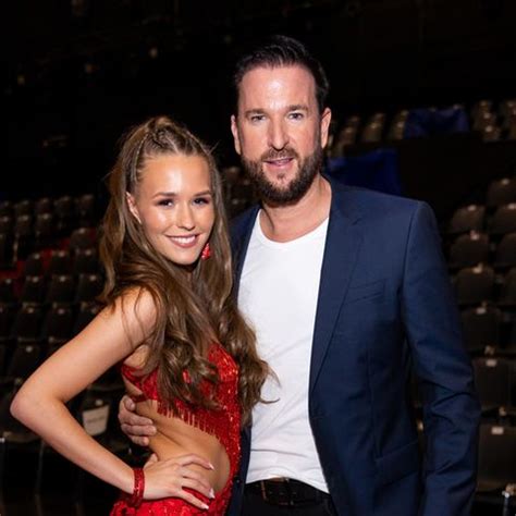 Hier geht es darum eine junge, hübsche, sympathische und lebensfrohe dame bei let´s dance und auch außerhalb zu unterstützen #teamlaura #letsdance Laura Muller Schwanger Aktuell Laura Muller Fruher So Sieht Laura Mullers Verlobungsring Zum Nachkaufen Fur 59 Euro Aus Sidneyxat Images