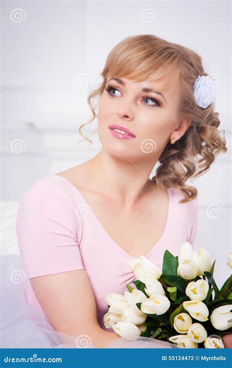 Belle Femme Blonde Avec Un Bouquet Des Tulipes Photo Stock Image Du Nuptiale Fille 55124472