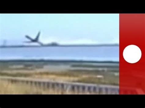 It is the world's largest twinjet. Crash d'un Boeing 777 à San Francisco : l'impact capturé ...