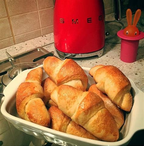 La mattina dopo, quando saranno ben lievitati, preriscaldate il forno a 220° poi infornate e cuocete per 30 minuti. Brioches con esubero di pasta madre | Ricette