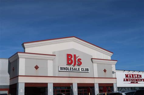 Bjs And Sams Club Give First Responders And Healthcare Workers Free Pass