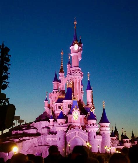 Der park verzeichnete 2019 dem tourismusverband der hauptstadtregion zufolge rund 15 millionen besucher. Disneyland Paris Schloss abends_Disney Illuminations ...