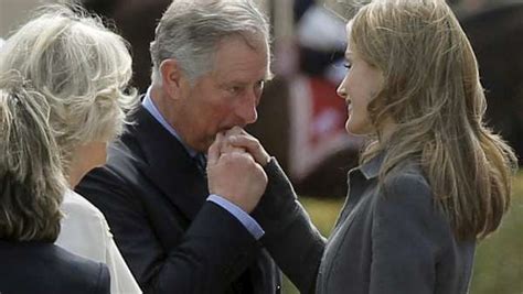 La cuestión es que en la realidad de la tradición y las reglas británicas no es tan sencillo sentarse en el trono y conseguir ese título. Don Felipe y Doña Letizia reciben al Príncipe Carlos y su ...