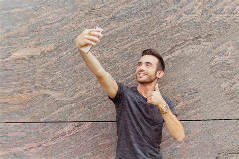 12 Tips To Take A Good Selfie Trending Us