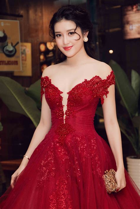 Á hậu huyền my chia sẻ cô mến các cầu thủ italia vì họ thi đấu không những rất xuất sắc mà còn sở hữu nhiều cầu thủ đẹp trai, đặc biệt là matteo khi được hỏi còn yêu thích đội bóng nào nữa, huyền my trả lời ngay: Á hậu Huyền My đọ vẻ gợi cảm cùng Hoa hậu Jennifer trong ...