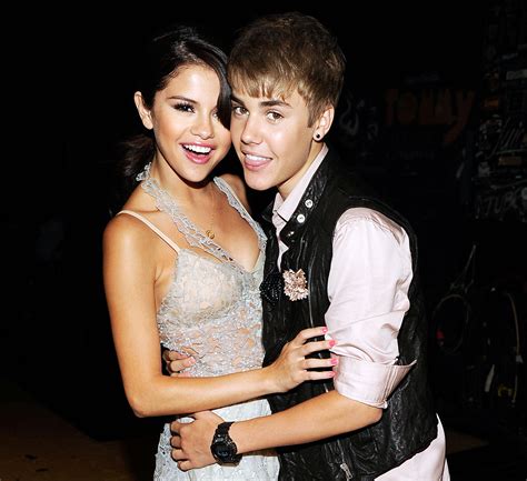 List Pictures Justin Bieber Holding Selena Gomez Hand Completed