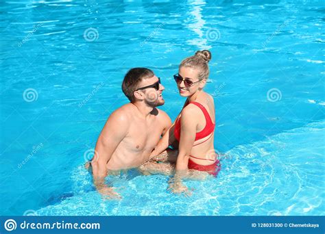 Pares Jovenes Felices Que Se Relajan En Piscina Foto De Archivo Imagen De Bikini Azul 128031300