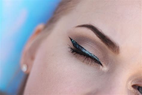 Glittery Wing Eyeliner Makeup Look By Nikola Mills Using Urban Decay