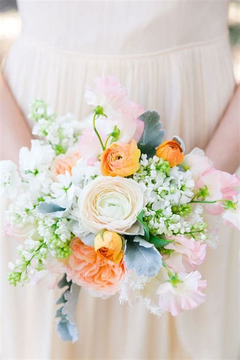 Did i miss the seashell arrangement somewhere? 41 Stunning Ranunculus Wedding Bouquets in 2020 ...