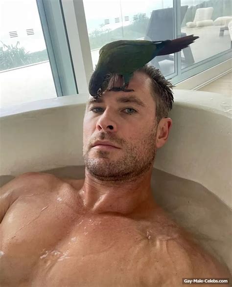 Chris Hemsworth Flaunts His Muscle Naked Body On Disney Gay Male