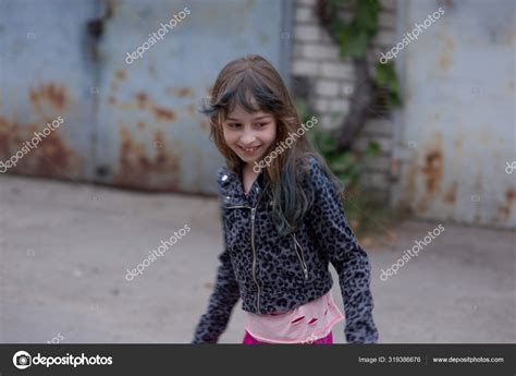 Portrait d une fillette de neuf ans Une série de photos d une fille de