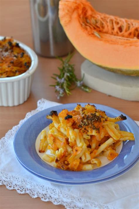 I pomodori secchi sono stati una scoperta di qualche anno a questa parte, e oggi con loro ho voglio proporvi una ricetta di un primo piatto gustosissimo: Pasta al forno con zucca pomodori secchi e pecorino