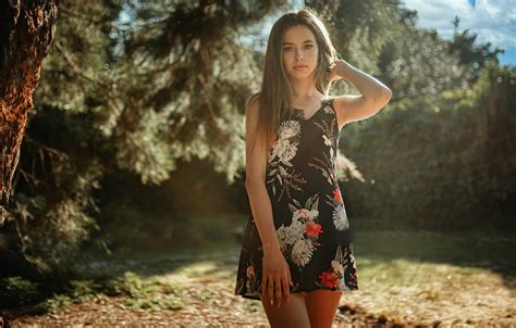 Обои лес взгляд природа платье длинные волосы Karolina Oliver