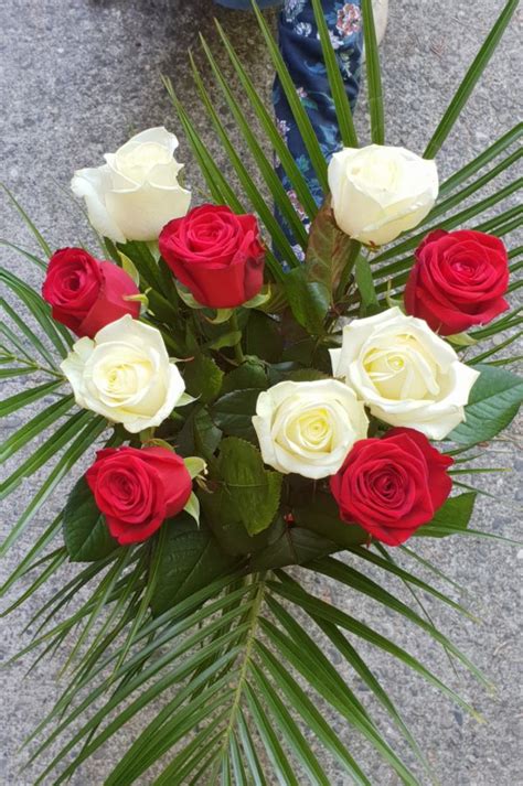 Bouquet De Grandes Roses Rouges Et Blanches Et Feuillage Livraison