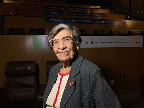 Catarinense De 95 Anos Descobre Perda Auditiva No Teatro
